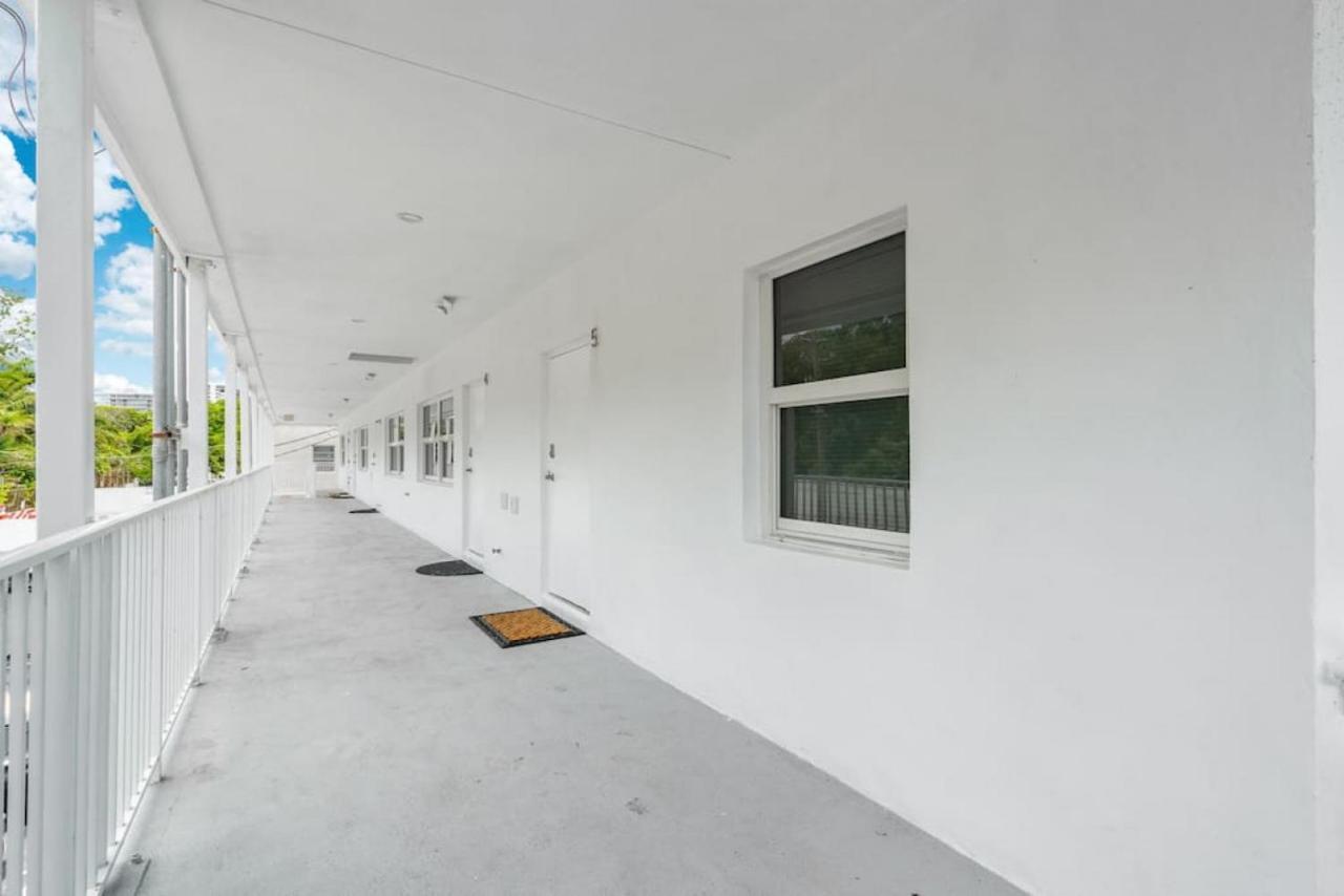 The Purple Pelican Beachfront With Ocean Balcony Unit 1 Fort Lauderdale Eksteriør bilde